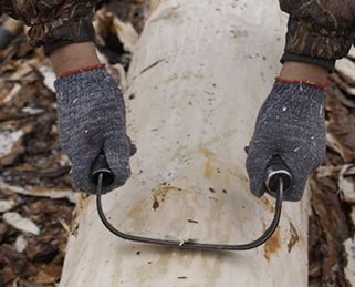 Бережно обрабатываем бревна ручным инструментом, чтобы сохранить первоначальную структуру древесины.(1)