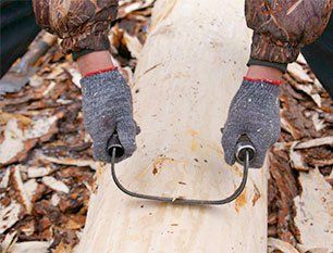 После рубки волокна дерева “заминаем” теслом, то есть закупориваем капилляры, чтобы защитить древесину от впитывания лишней влаги и гниения.(1)