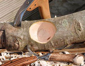 После рубки волокна дерева “заминаем” теслом, то есть закупориваем капилляры, чтобы защитить древесину от впитывания лишней влаги и гниения.(2)
