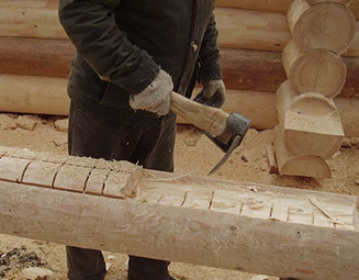 Бережно обрабатываем бревна ручным инструментом, чтобы сохранить первоначальную структуру древесины.(2)