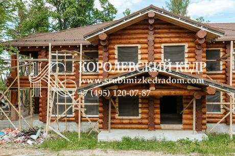 Деревянный дом ручной рубки «Русь»: строительство и наружная отделка 