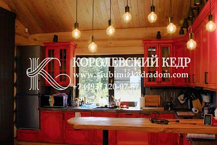 Кухня в доме из лиственницы