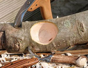 После рубки волокна дерева “заминаем” теслом, то есть закупориваем капилляры, чтобы защитить древесину от впитывания лишней влаги и гниения.(2)